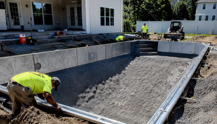 Construire une piscine cet été : quelles autorisations sont nécessaires ?